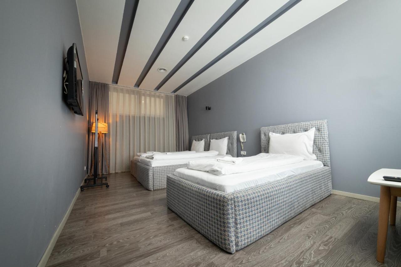 Hotel Gloria Prishtine Bagian luar foto